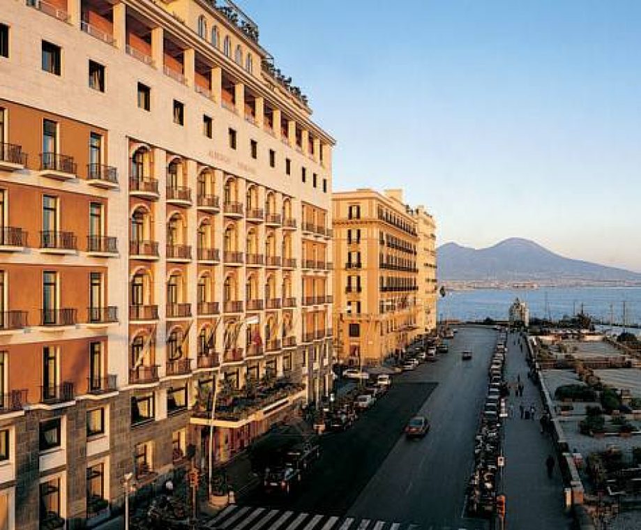 Отель Vesuvio в Неаполе