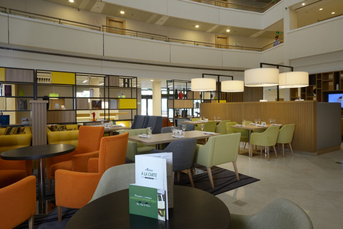 Холидей. Отель Holiday Inn Москва. Отель в Москве Holiday Inn Moscow Seligerskaya. Холидей Селигерская гостиница Москва. Holiday Inn Коровинское шоссе.