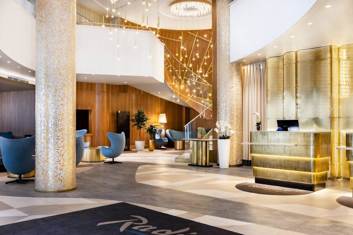 Radisson blu leninsky. Radisson Blu Belorusskaya Hotel. Лобби отеля Рэдиссон в Москве. Дизайн гостиницы. Интерьер лобби бара.